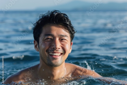 海で泳ぐ水着の日本人男性（休暇・旅行・ビーチ）