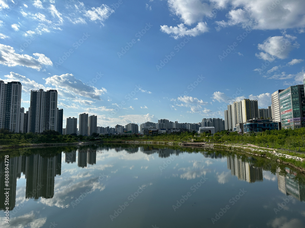 Obraz premium 아파트와 호수공원과 푸른하늘