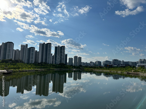 아파트와 호수공원과 푸른하늘 © Ahong