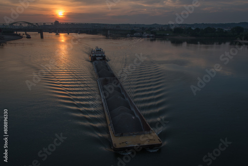 Valokuva Barge on the ohio river