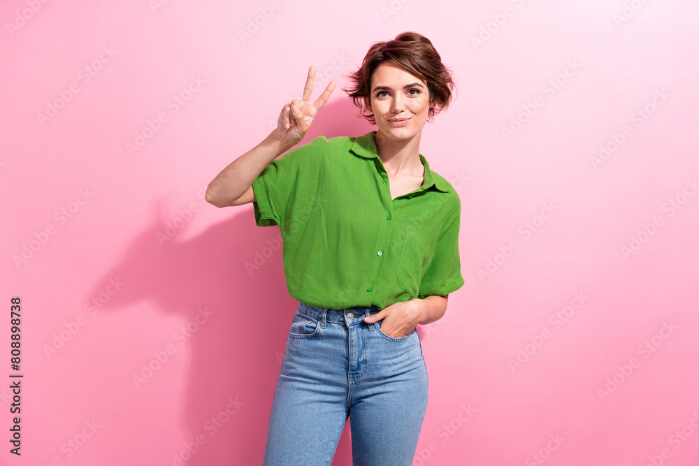 Φωτογραφία Photo of dreamy good mood young lady wear green shirt showing v-sign isolated pi