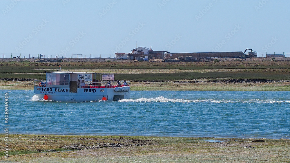 Φωτογραφία Boat to Faro beach and a restaurant at Barreta Island - Algarve, Portugal