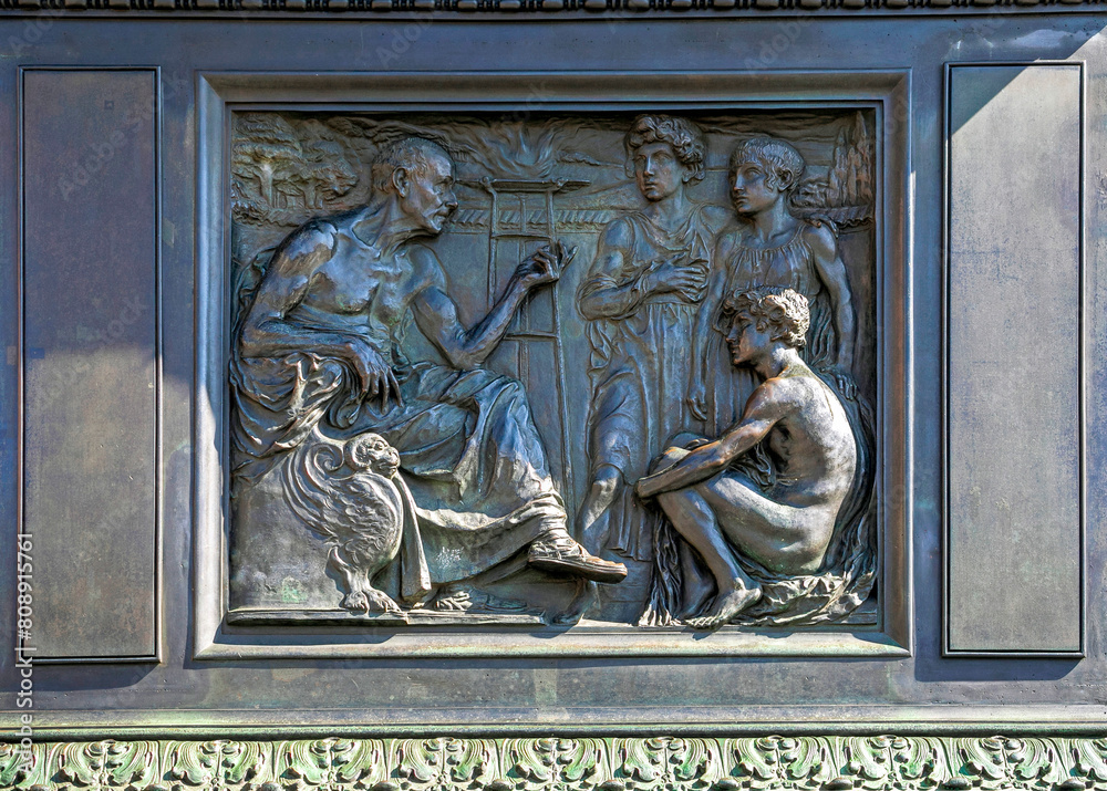 Relief am Gebrüder Grimm Denkmal vor dem Rathaus in Hanau, Hessen, Deutschland, Europa.
