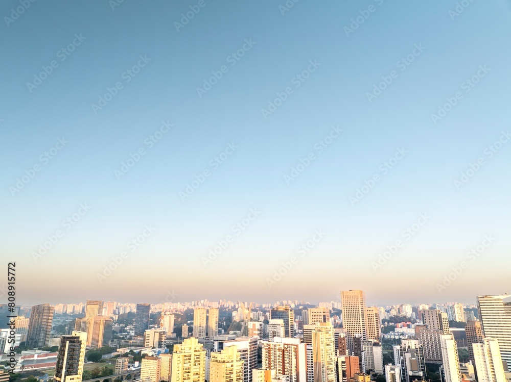 Fototapeta premium Fotos aéreas da região do Brooklin em São Paulo. Zona Sul, ao amanhecer, e também o skyline dos prédios mais modernos.