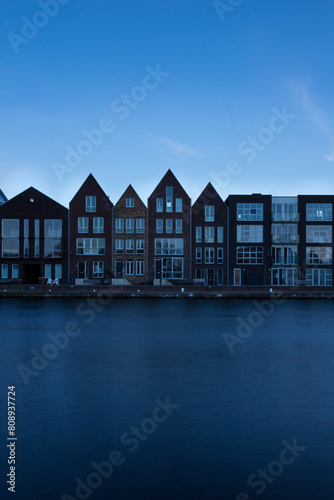 Vue frontale des maisons d'Amsterdam aux Pays Bas. Au bord de l'eau.  photo