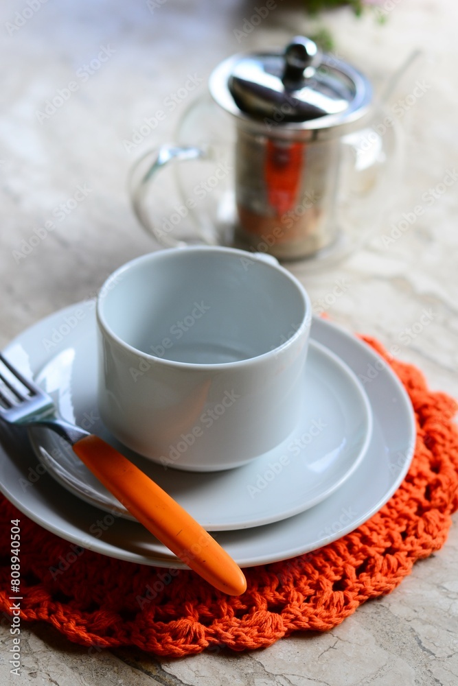 Além dos utensílios básicos, a mesa posta pode incluir elementos decorativos, como sousplats, porta-guardanapos Além dos utensílios básicos, a mesa posta pode incluir elementos decorativos, como sousplats, porta-guardanapos