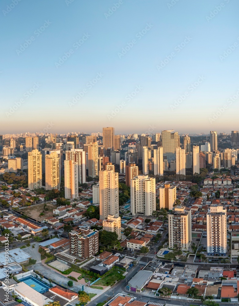 Obraz premium Fotos aéreas da região do Brooklin em São Paulo. Zona Sul, ao amanhecer, e também o skyline dos prédios mais modernos.