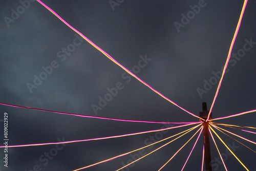 Canvastavla Imagen luces neon feria foodtruck cielo nubes negras