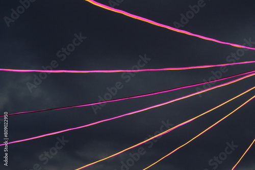 Imagen luces neon feria foodtruck cielo nubes negras