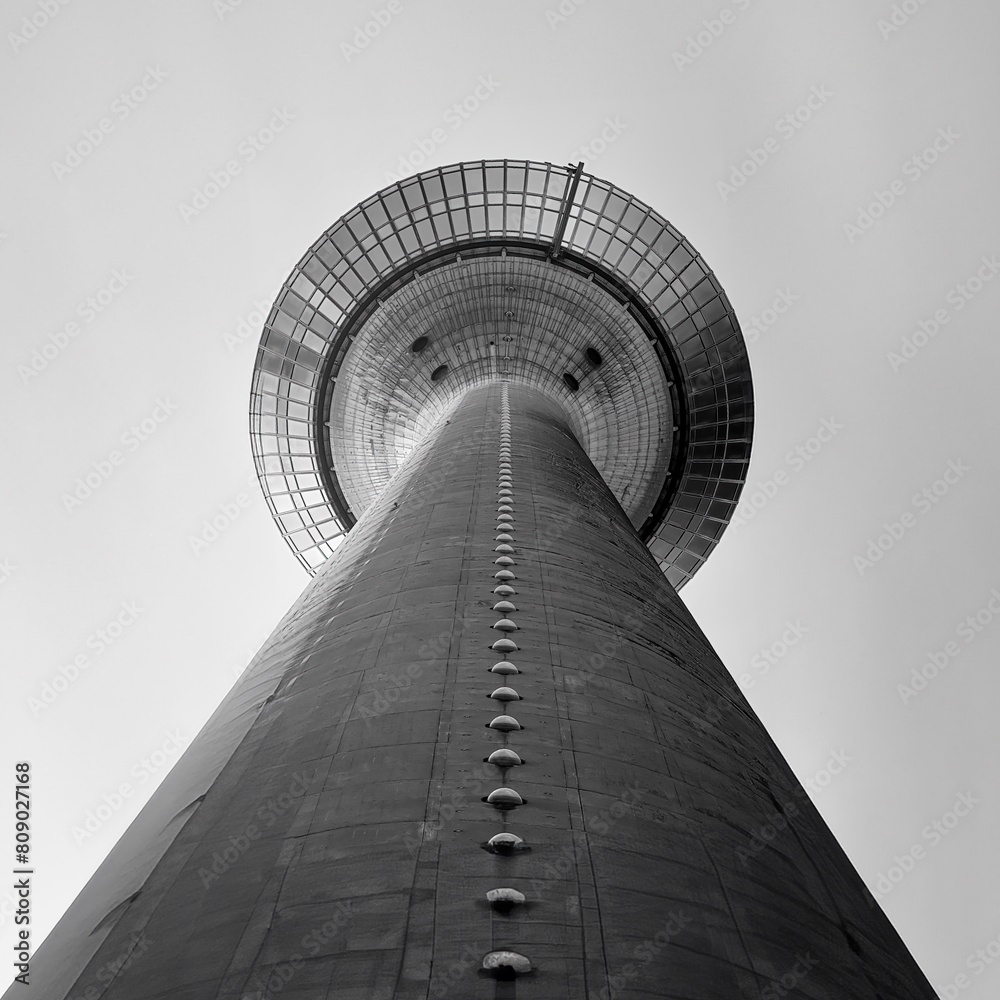 schwarz weisse Fotoaufnahme vom Düsseldorfer Rheinturm