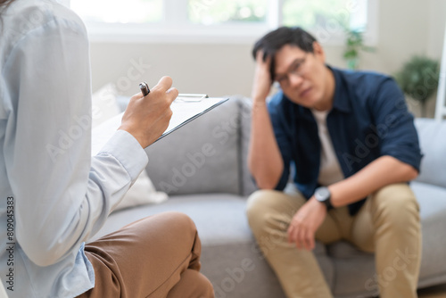 Fotografie mental health care therapy concept, psychologist counseling to anxiety patient and giving guidance mental therapy care to cure mental health