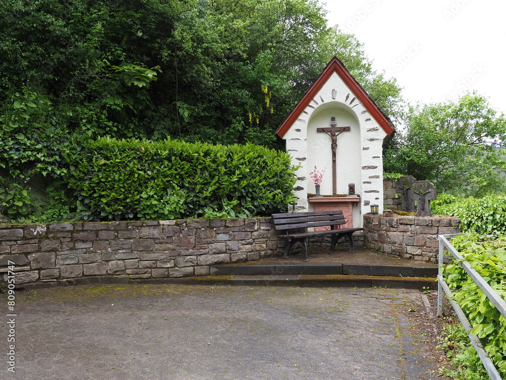 Zell an der Mosel mit Pulverturm, Friedhof und Stadtübersicht