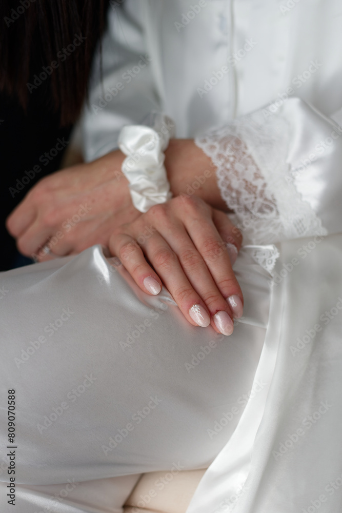 Mains de femme avec manucure de mariage Mains de femme avec manucure de mariage
