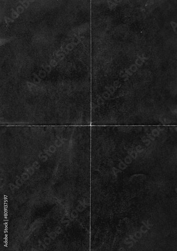 Papel vintage, envelhecido, antigo, amassado, dobrado com rugas. Fundo preto com textura de papel. Retrô escuro textura. Fundo cartaz, banner, flyer, cartão, cartaz. photo