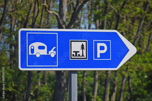 Panneau de signalisation :  parking pour caravanes, aire de piques-niques.