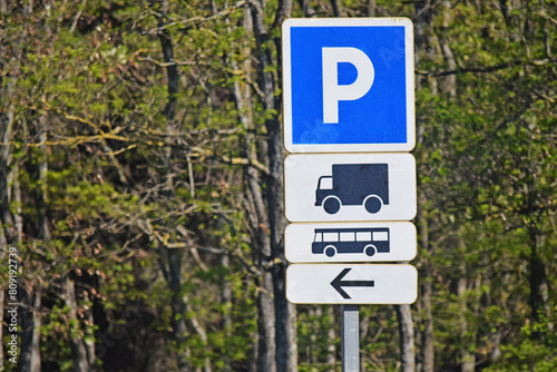 Panneaux de signalisation :  parking pour camions et cars.