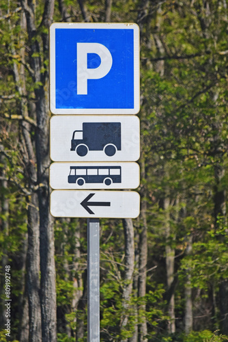 Panneaux de signalisation :  parking pour camions et cars.