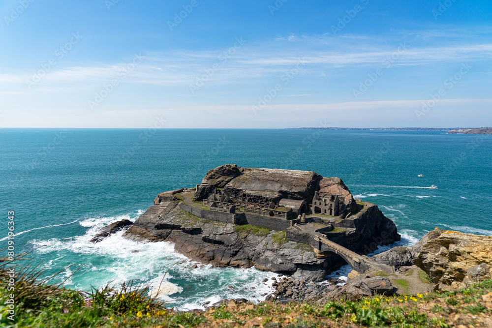 Sur son îlot, le Fort des Capucins surveille les eaux tumultueuses de la mer d'Iroise. Témoin de l'histoire et de la grandeur maritime, il domine la presqu'île de Crozon, imperturbable et majestueux. Sur son îlot, le Fort des Capucins surveille les eaux tumultueuses de la mer d'Iroise. Témoin de l'histoire et de la grandeur maritime, il domine la presqu'île de Crozon, imperturbable et majestueux.