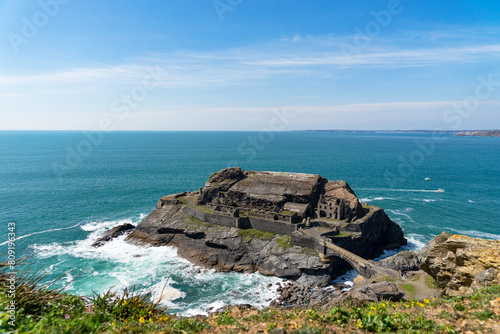 Sur son îlot, le Fort des Capucins surveille les eaux tumultueuses de la mer d'Iroise. Témoin de l'histoire et de la grandeur maritime, il domine la presqu'île de Crozon, imperturbable et majestueux.