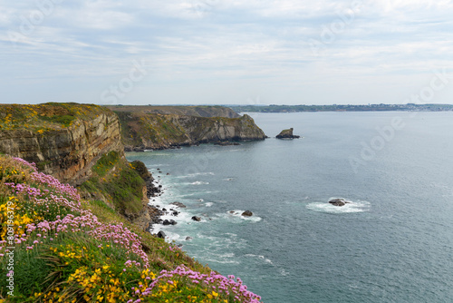 La côte sauvage de la presqu'île de Crozon, ornée de falaises, d'arméries maritimes et d'ajoncs en fleurs, offre un spectacle naturel envoûtant, baigné par les eaux de la mer d'Iroise.