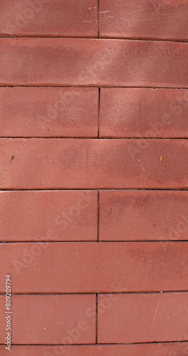 Imagen vertical de una pared de ladrillos rojos rectangulares 
