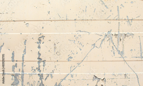 Imagen horizontal de un pedazo de metal pintado de color blanco pero sucio y desgastado por el tiempo tipo textura 