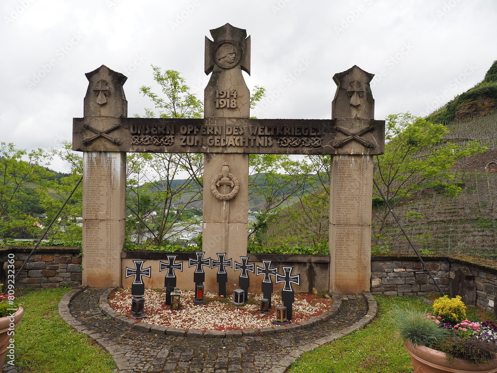 Zell an der Mosel mit Pulverturm, Friedhof und Stadtübersicht