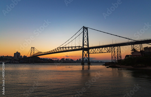 pôr-do-sol e a ponte de Florianópolis Brasil Florianopolis © Fotos GE
