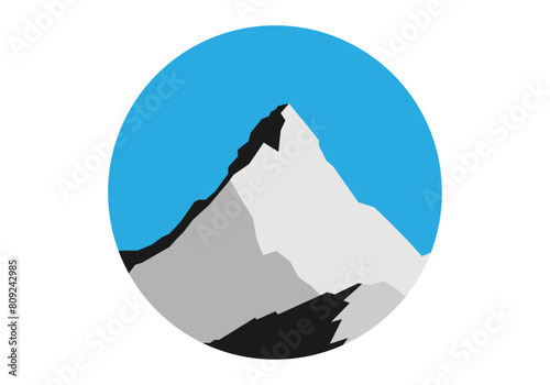 Pico de montaña o cumbre sobre fondo azul.