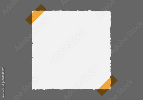 Recorte de papel en blanco con dos cintas adesivas.