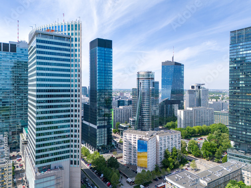Warszawa, piękna panorama miasta. Widok z drona. Niebieskie niebo i delikatne chmury. 