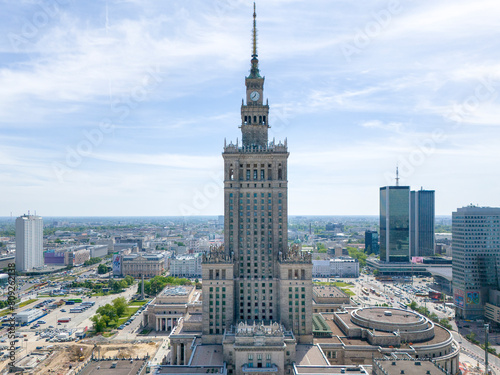 Warszawa, piękna panorama miasta. Widok z drona. Niebieskie niebo i delikatne chmury.  © hunter76