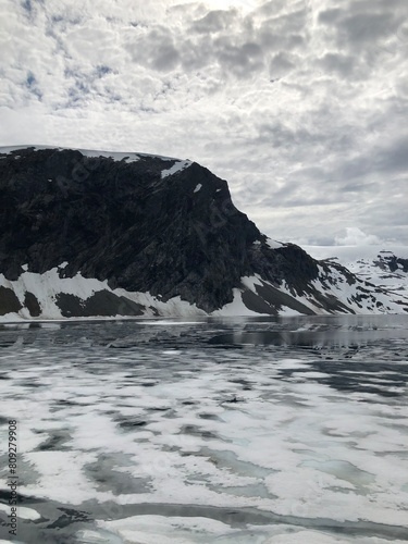 Ein teilweise zugefrorener See auf einem Berg nähe Geiranger (Norwegen)