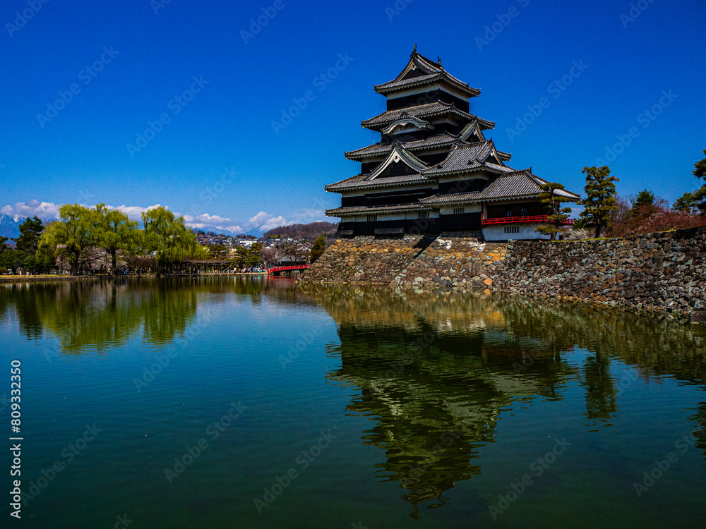 快晴の空、春の松本城　