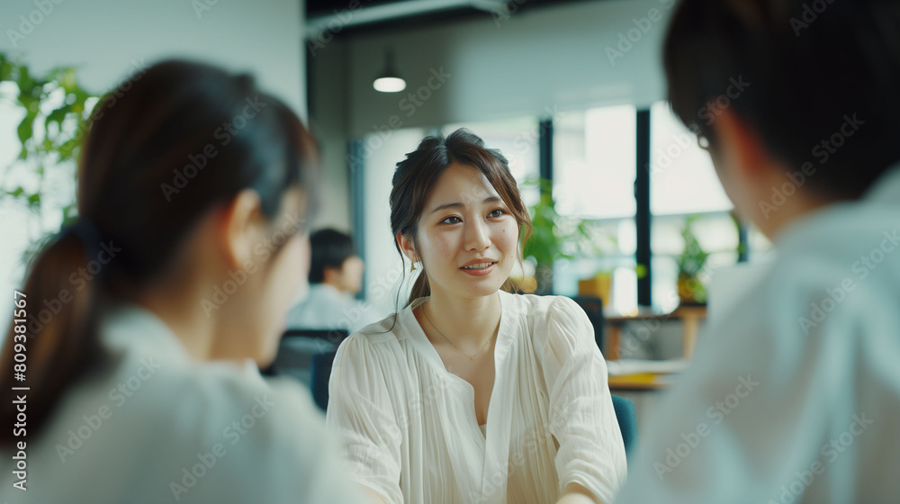 仕事の打ち合わせをしている女性 仕事の打ち合わせをしている女性