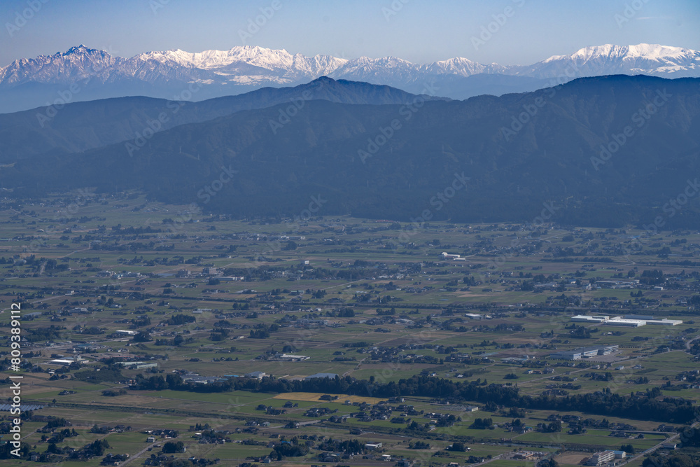 Fototapeta premium 立山連峰と砺波平野散居村