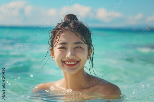  海で泳ぐ水着の日本人女性（休暇・旅行・ビーチ）