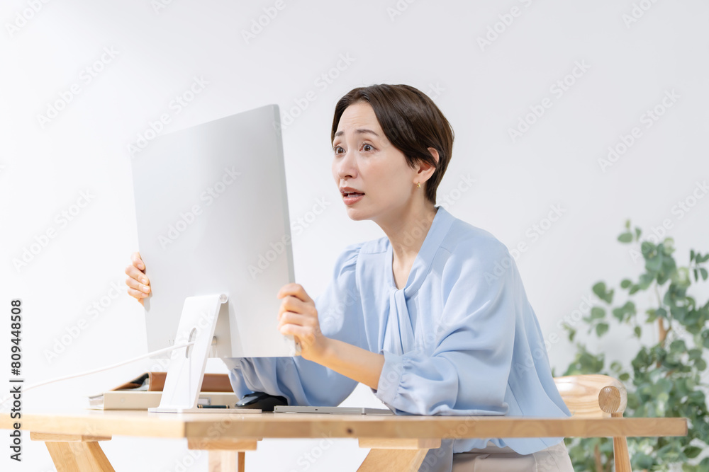 パソコン仕事で怒る女性 パソコン仕事で怒る女性