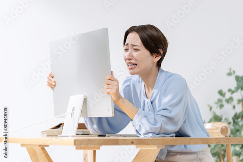 パソコン仕事で怒る女性 photo