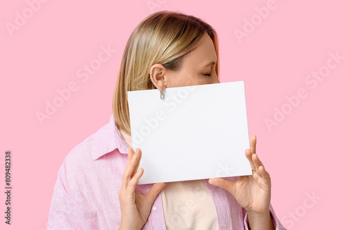 Young woman holding blank w...
