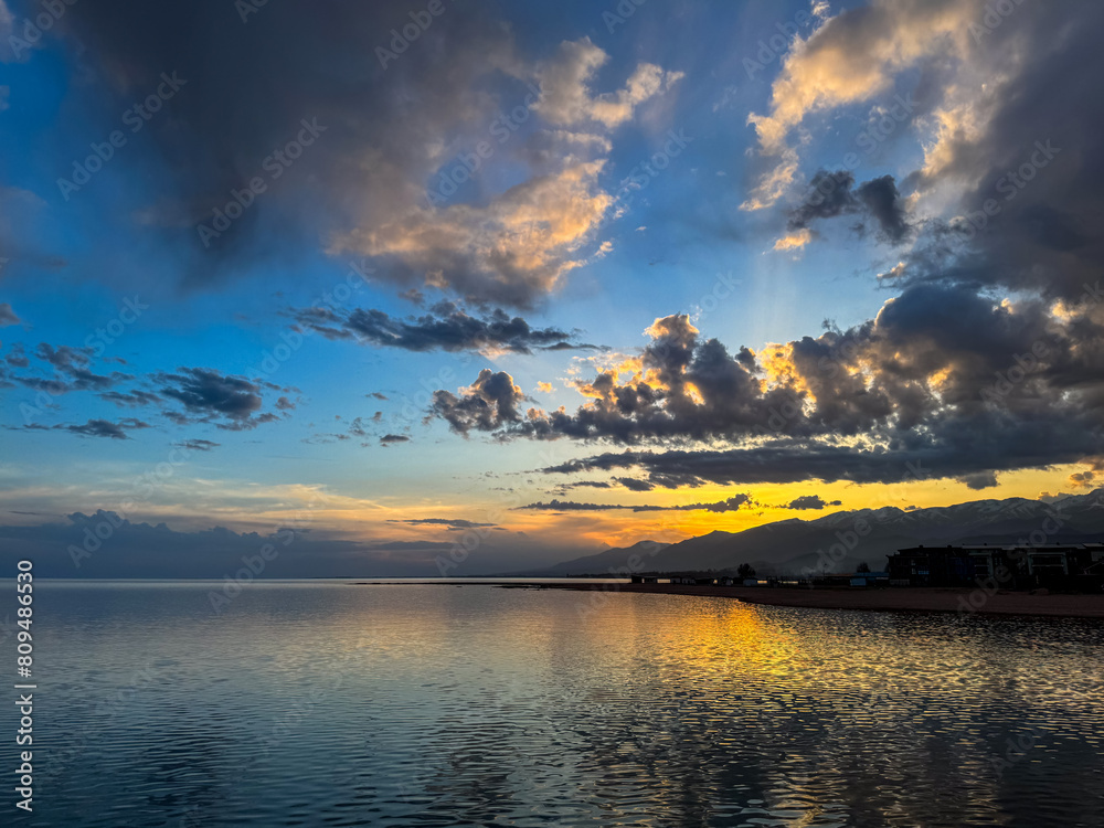Obraz premium Dramatic clouds over the sea. Natural landscape. rain and large dark clouds over the sea