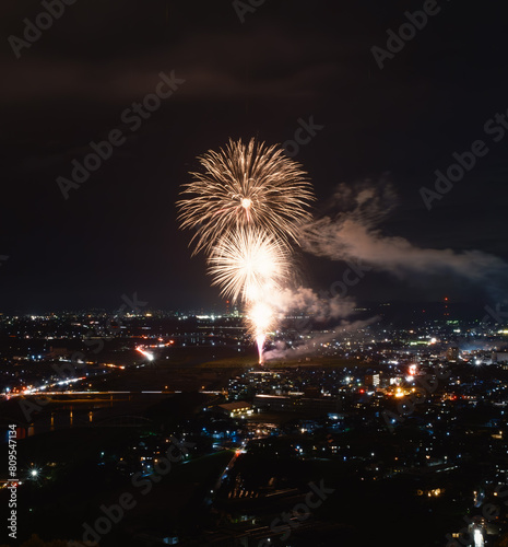 工業地帯上空の壮大な花火の光景 © IEPPEI