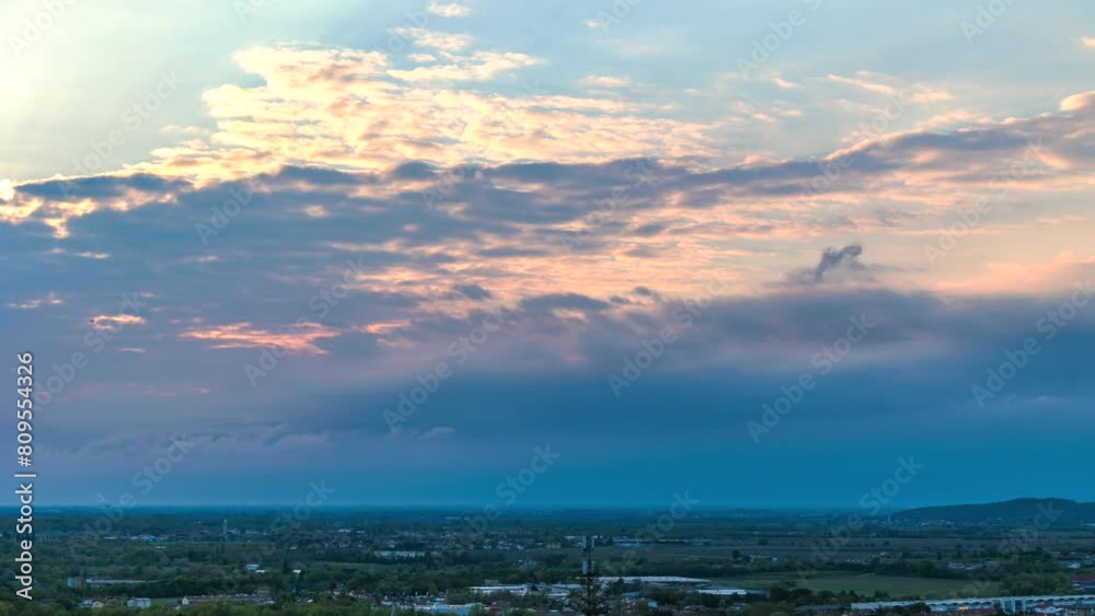 breve e rapido timelapse con inquadratura dettagliata di un'area di pianura nel nord est Italia mentre il sole tramonta dietro le nuvole e crea sfumature di arancione