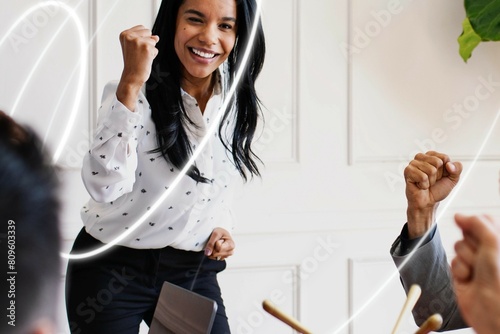 Canvas Print Businesswoman motivating her team members in a meeting