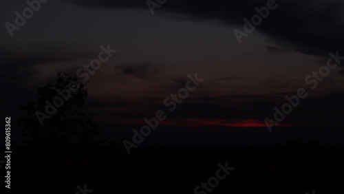 breve timelapse con inquadratura dettagliata che mostra l'evoluzione del cielo nuvoloso al tramonto, visto da un ambiente naturale photo