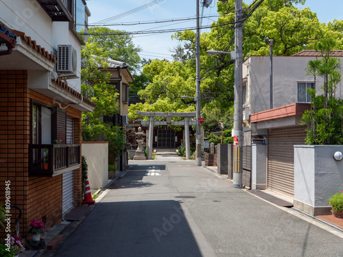 住宅密集地の川辺神社