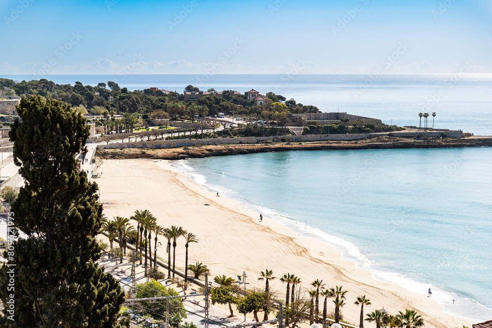 Blick auf die Bucht und den Stadtstrand vom Aussichtspunkt am Ende der Rambla Nova, der Balcón Mediterráneo, Balkon zum Mittelmeer in Tarragona, Spanien