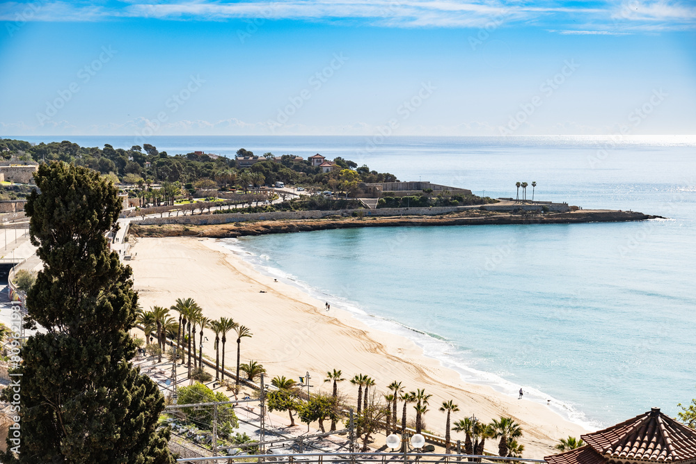 Blick auf die Bucht und den Stadtstrand vom Aussichtspunkt am Ende der Rambla Nova, der Balcón Mediterráneo, Balkon zum Mittelmeer in Tarragona, Spanien