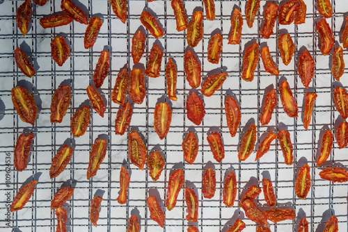 dried cherry tomatoes on dehydrator rack, how to make dry cherry tomato.