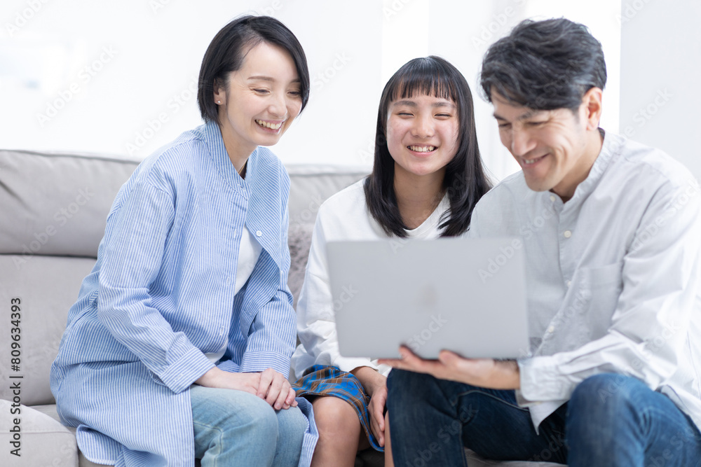 パソコンを見る家族